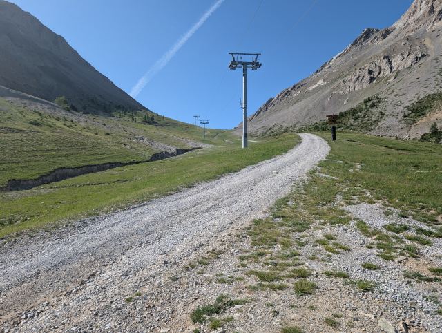 På vei mot  Col de l’Eychauda (2425 moh). Like oppe i bakken her er en avstikker til den alternative varianten over passet Col des Grangettes 