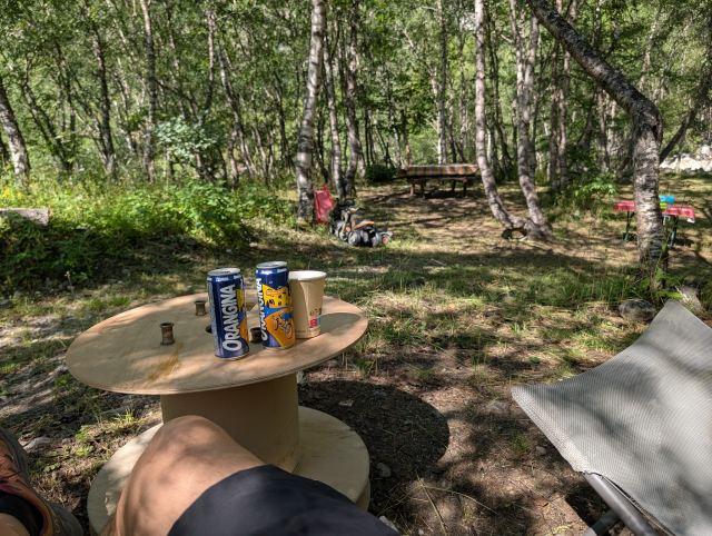 En liten drikkepause ved kafeen. 