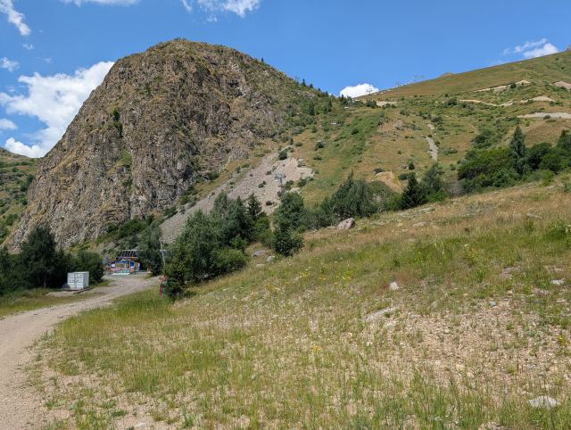 Alpinanlegget til skisportstedet Alpe d'Huez som ligger på andre siden av fjellet her.