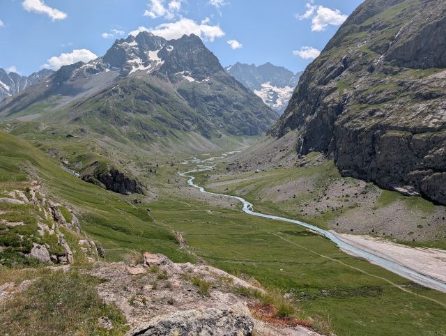 Romancheelven fortsetter inn en sidedal her. Noe av breene kan skimtes i bakgrunnen.
